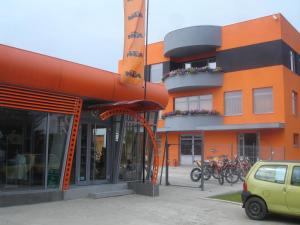 ein orangefarbenes Gebäude mit Fahrrädern, die draußen geparkt sind in der Unterkunft Dakar Experience in Satu Mare