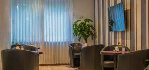 TV a/nebo společenská místnost v ubytování Hotel am Wasen