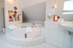 Koupelna v ubytování Hotel am Wasen + 15 fotografií