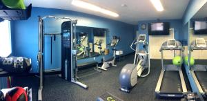 un gimnasio con varias máquinas de correr en una sala azul en Riverview Resort, a VRI resort, en South Yarmouth