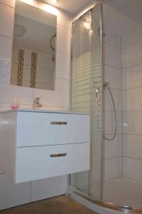 ザコパネにあるApartamenty "Maryna House" Zakopaneのシャワーと洗面台を備えた白いバスルーム +51枚の写真