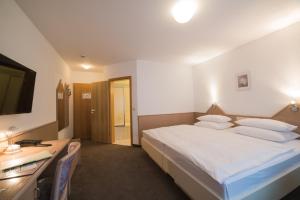 Postel nebo postele na pokoji v ubytování Hotel am Wasen