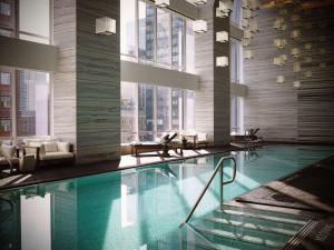 een zwembad in een gebouw met een groot raam bij Park Hyatt New York in New York