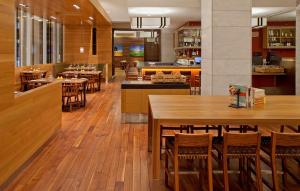 un ristorante con pavimenti e tavoli in legno e sedie di Hyatt Regency Atlanta ad Atlanta