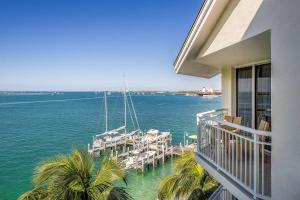 uma vista para uma marina com barcos na água em Hyatt Centric Key West Resort & Spa em Key West