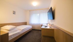 Postel nebo postele na pokoji v ubytování Hotel am Wasen