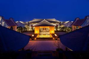 un edificio de estilo asiático por la noche en Park Hyatt Ningbo Resort & Spa en Ningbo
