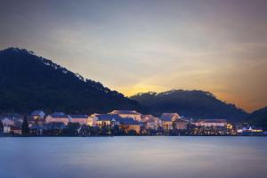 un gruppo di case sulla riva di un corpo idrico di Park Hyatt Ningbo Resort & Spa a Ningbo