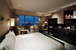 Ένα ή περισσότερα κρεβάτια σε δωμάτιο στο Park Hyatt Tokyo