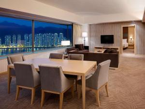 Uma TV ou centro de entretenimento em Hyatt Regency Hong Kong, Sha Tin