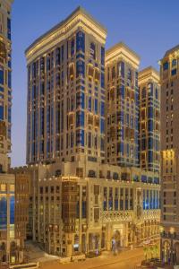 una rappresentazione di un grande edificio con edifici alti di Jabal Omar Hyatt Regency Makkah a La Mecca