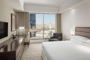 Postel nebo postele na pokoji v ubytování Jabal Omar Hyatt Regency Makkah