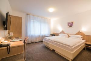Postel nebo postele na pokoji v ubytování Hotel am Wasen
