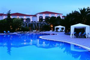 einem Pool vor einem Resort in der Unterkunft Hyatt Regency Thessaloniki in Thessaloniki