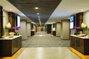 un pasillo de un vestíbulo de hotel con en Hyatt Place Shenzhen Airport, en Bao'an