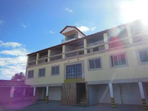 un grande edificio bianco con un cartello sopra di Soledade Pousada e Apart Hotel a Morro do Chapéu