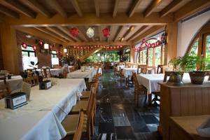 A restaurant or other place to eat at Cabaña Suiza