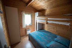 Tempat tidur susun dalam kamar di Espace Pyrenees Loisirs