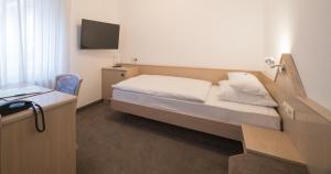 Postel nebo postele na pokoji v ubytování Hotel am Wasen