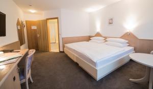 Postel nebo postele na pokoji v ubytování Hotel am Wasen