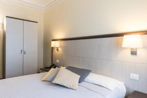 Letto o letti in una camera di Hotel Alpi Resort