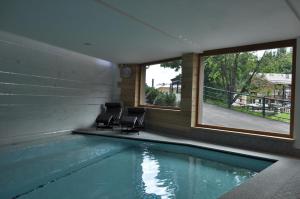 Bazén v ubytování Chalet Laura Lodge Hotel nebo v jeho okolí