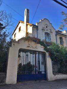 un edificio blanco con una puerta delante en Casa Ryan, en Santiago