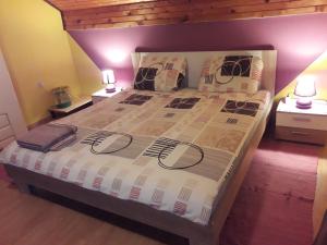 a bedroom with a large bed with a wooden headboard at House Mihaela&nina in Seliste Dreznicko