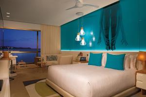 Una cama o camas en una habitación de Breathless Montego Bay Adults Only - All Inclusive