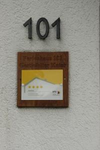 a sign on a wall with a house on it at Ferienhaus "Gestiefelter Kater" am See im Bergland in Kirchheim