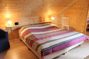 1 dormitorio con 1 cama en una habitación de madera en Villa Sports & Flavors, en Malmedy