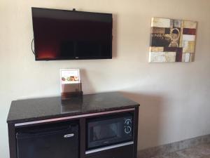 En TV eller et underholdningssystem på Harbor Inn & Suites Oceanside