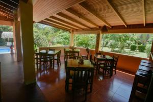 A restaurant or other place to eat at Hotel El Mono Feliz