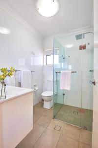 A bathroom at Harbour View Apartments