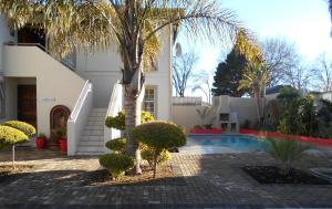 Piscina de la sau aproape de Summer Garden Guest House (The Flower Box)