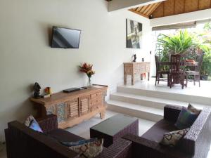 Televisyen dan/atau pusat hiburan di Villa Esa Ubud
