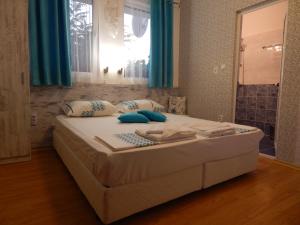 ソゾポルにあるAparment Kameliaの鏡付きの部屋の大型ベッド1台