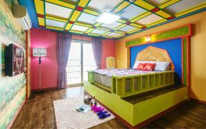 - une chambre pour enfants avec un lit dans une salle de jouets dans l'établissement Utopia Pension, à Gyeongju