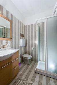 ウーディネにあるホテル アッレ ドゥエ パルメのバスルーム(シャワー、トイレ、シンク付)