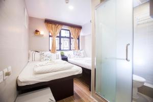 Katil atau katil-katil dalam bilik di Joyous Guest House