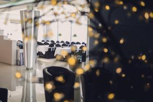 een eetkamer met tafels en stoelen in een kamer bij Hotel Junior in Krakau