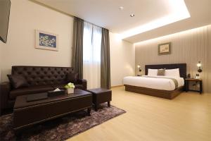 Un pat sau paturi într-o cameră la Rest Hotel