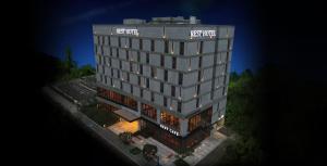 une vue de tête sur un bâtiment la nuit dans l'établissement Rest Hotel, à Gimpo