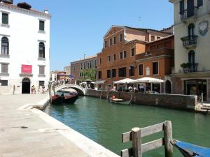 ヴェネツィアにあるAppartamento Accademia San Vioの水中の船を乗せた都市の運河