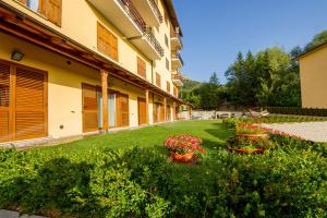 um pátio de um edifício com flores e plantas em B&B Luna Per Te em Rocca di Cambio