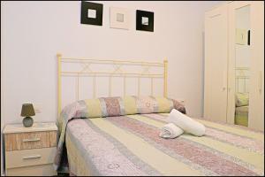 コニル・デ・ラ・フロンテーラにあるApartamento rural en Conilのベッドルーム1室(ベッド1台、ランプ付きテーブル付)