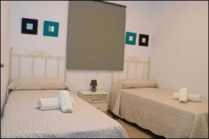 コニル・デ・ラ・フロンテーラにあるApartamento rural en Conilのベッドルーム1室(ベッド2台、大きな窓付)