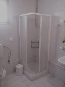 biała łazienka z prysznicem i toaletą w obiekcie Livadaki Village w mieście Megáli Kápsi