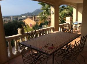 d'une table et de chaises sur un balcon avec vue. dans l'établissement Bellevue, à La Seyne-sur-Mer