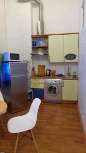 Küche/Küchenzeile in der Unterkunft Apartment on Horodetskoho 4
